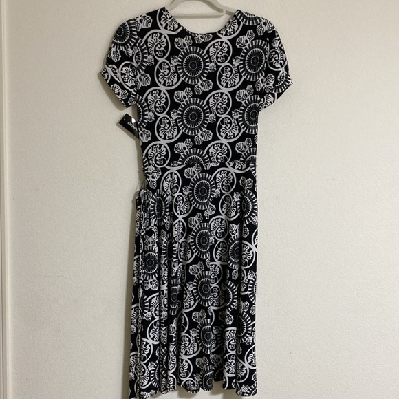$129 NEW! DONNA MORGAN Faux Wrap Dress in black and White Size 6 - Picture 6 of 6